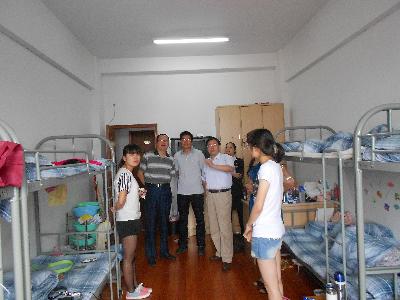 院领导们视察实习生宿舍，了解同学们的住宿及实习情况